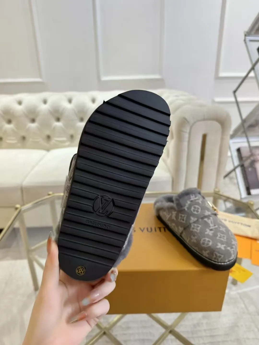 p600✨ LV Couple’s Wool Slippers｜Full of high-end feel, the soles of your feet are luxurious✨ We have achieved the ultimate restoration of the "higher version" of this pair of LV classic toe-toe slippers! 👫💫 🌟 The core advantages are clear at a glance: ✔️ Original jacquard + cowhide fabric, delicate texture, high-end at first glance; ✔️ 280% pure wool lining, wearing barefoot is like stepping on clouds ☁️, soft and skin-friendly and not sweaty; ✔️ Non-slip rubber bottom + three-dimensional toe design, super stable for walking, fashionable and practical!  👀 Must-have attention to detail: Belt buckle + classic LV presbyopic elements, revealing the aura of a big-name brand in a low-key manner ~ Whether it is a couple dating or a trip with besties, both of them are the focus when they go out👟💖 ✨ Easily match the wardrobe: jeans + sweaters, lazy and casual style ✔️ Coat + skirt, refined and elegant ✔️ One pair of shoes can handle a variety of styles, and the sense of luxury is never artificial ~ #LV slippers #couple outfit #High-End Customization #Quality Shoes Recommendation Fabric: Yangjing/classic jacquard fabric Lining: Imported wool lining Sole: Original rubber sole Size: Female 35-41 Male 38-46